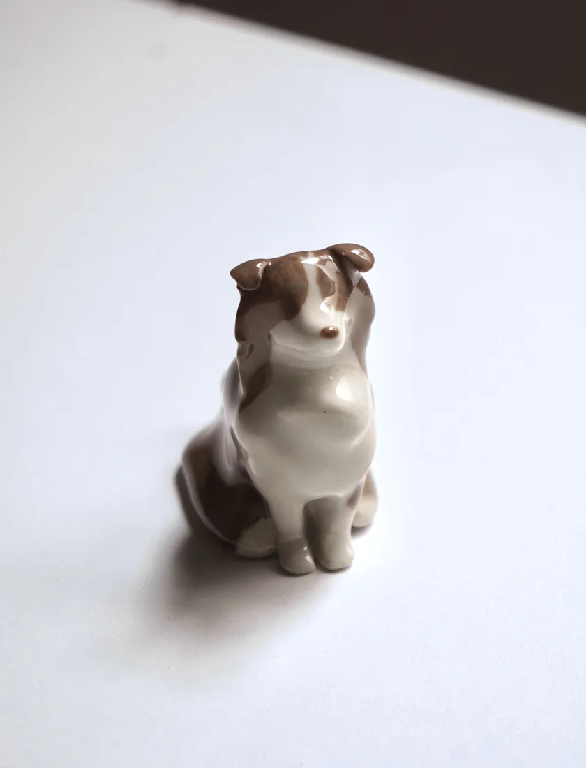 Figura de mascota de cerámica