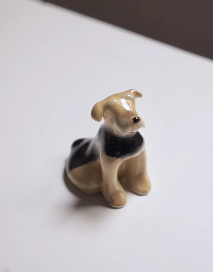 Figura de mascota de cerámica