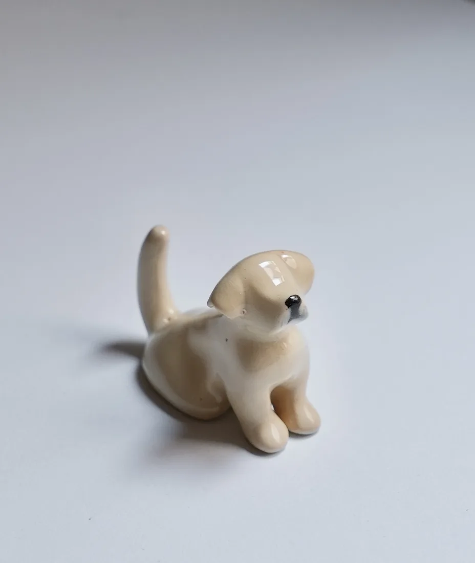 Figura de mascota de cerámica