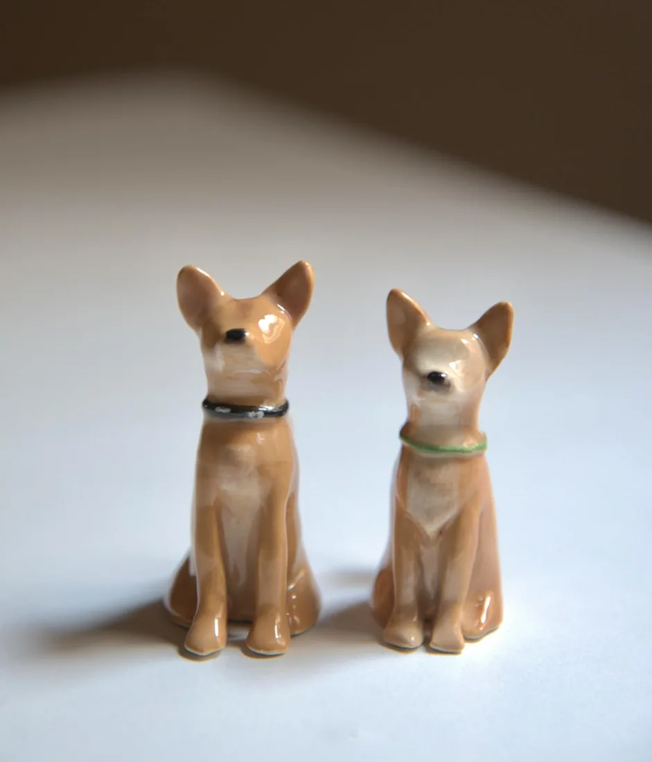 Figura de mascota de cerámica