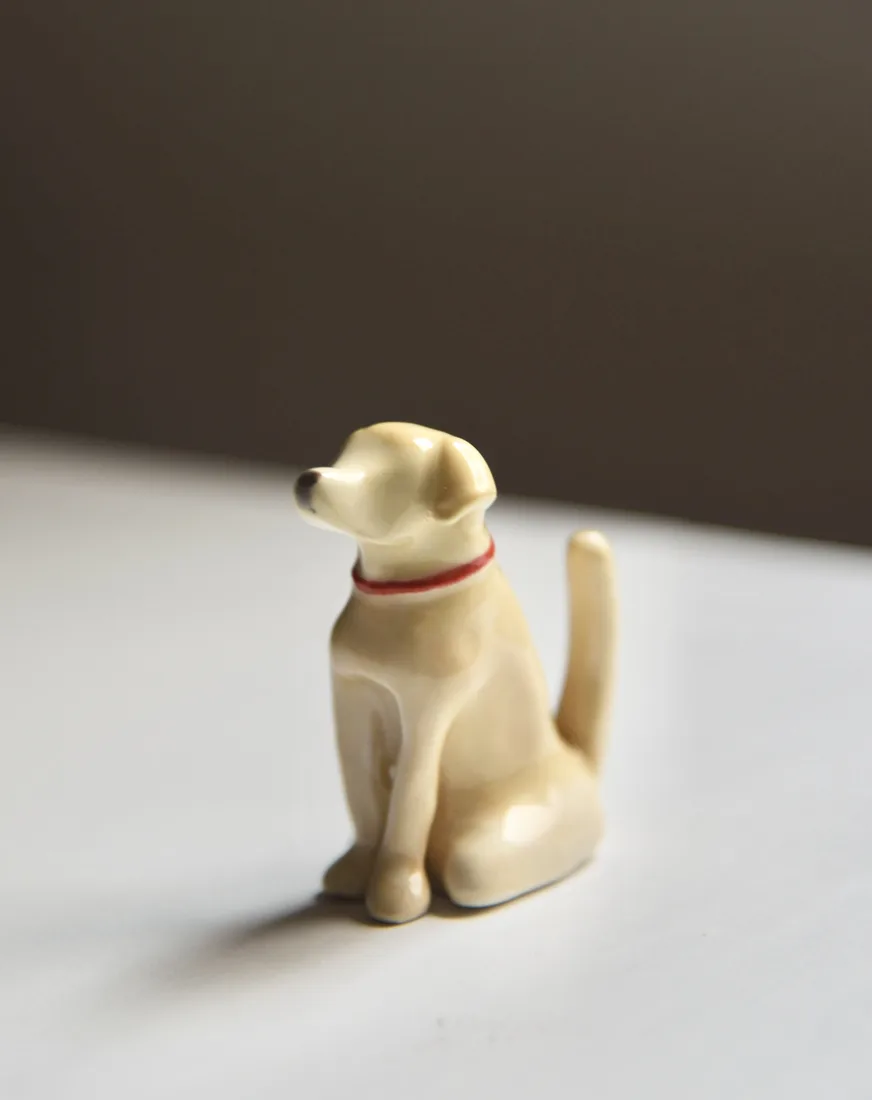 Figura de mascota de cerámica