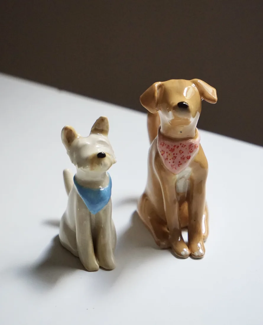 Figura de mascota de cerámica