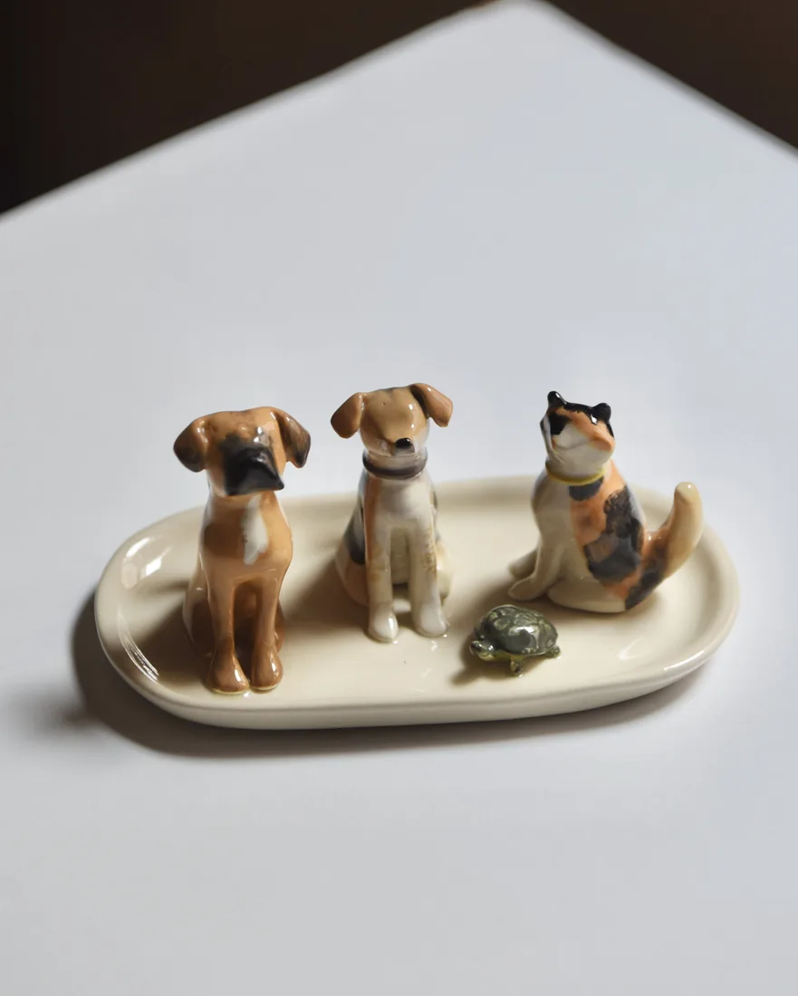 Plato joyero de cuatro mascotas, pintado a mano