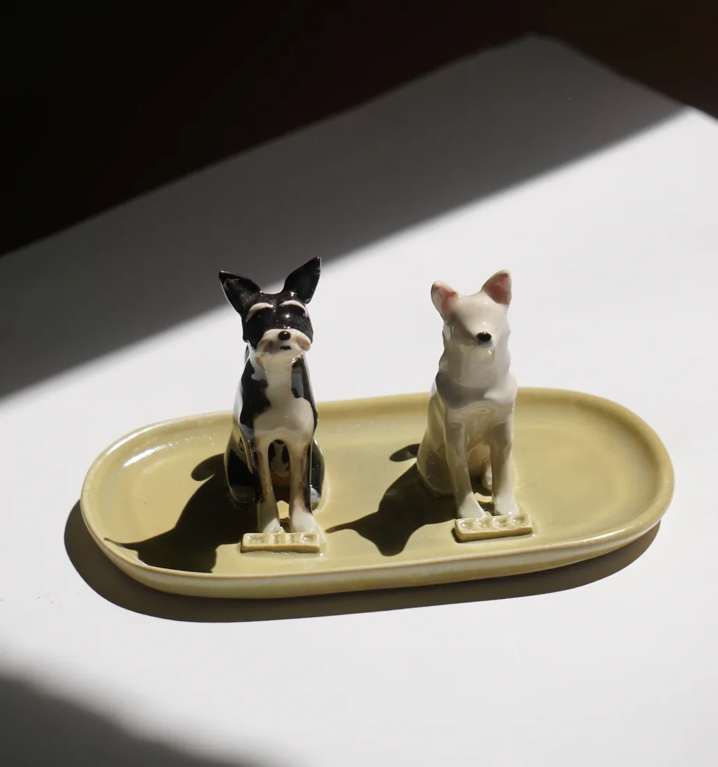 Plato joyero de dos mascotas, pintado a mano