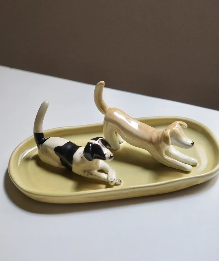 Plato joyero de dos mascotas, pintado a mano