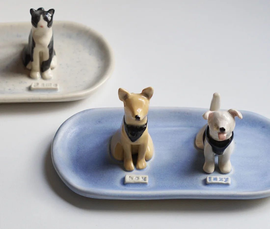 Plato joyero de dos mascotas, pintado a mano