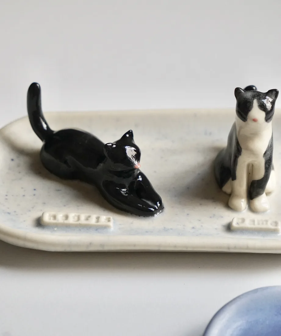 Plato joyero de dos mascotas, pintado a mano