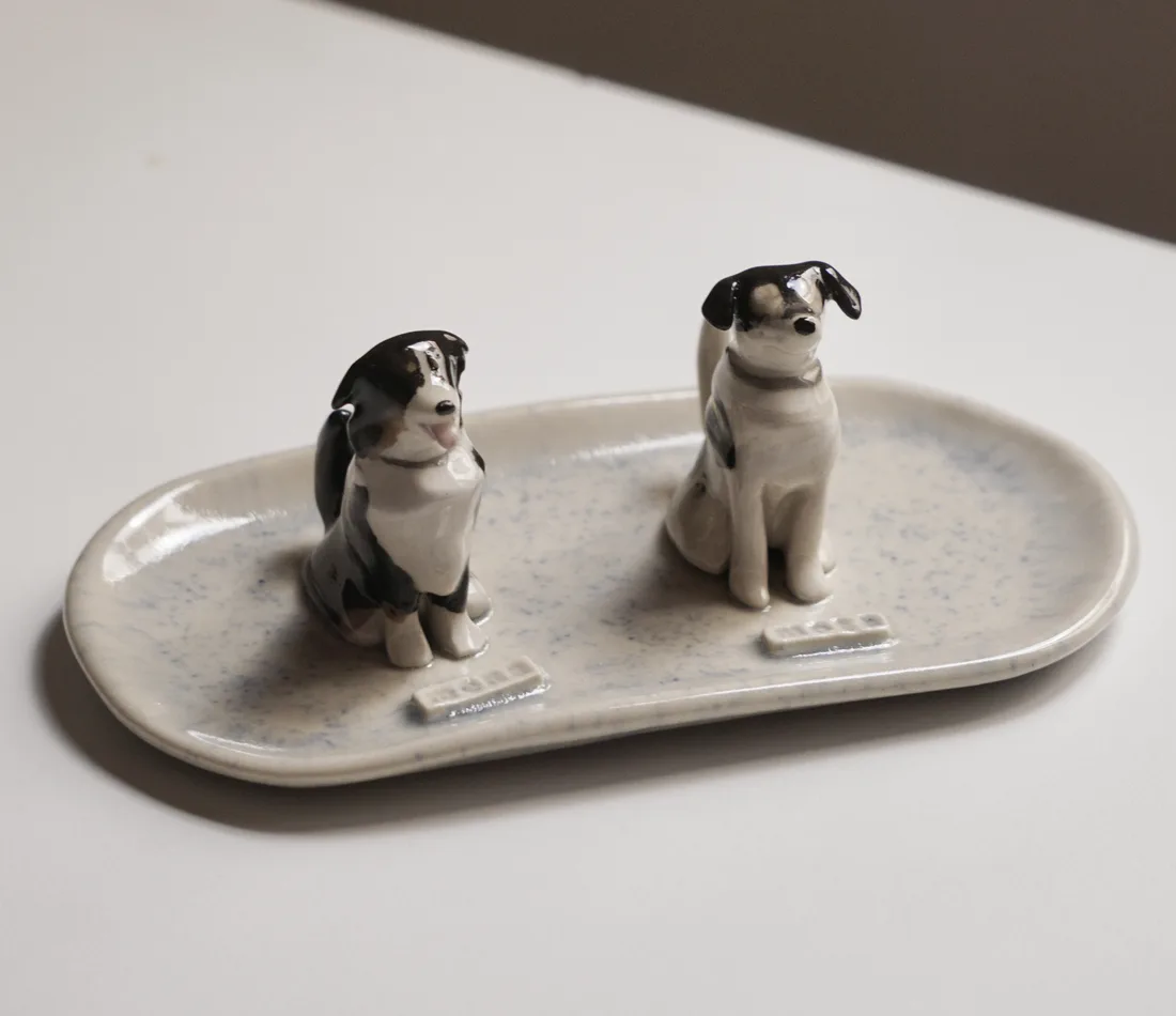 Plato joyero de dos mascotas, pintado a mano