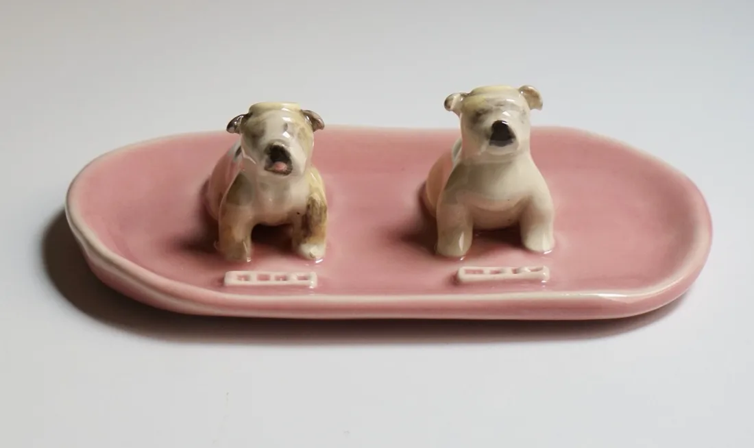 Plato joyero de dos mascotas, pintado a mano