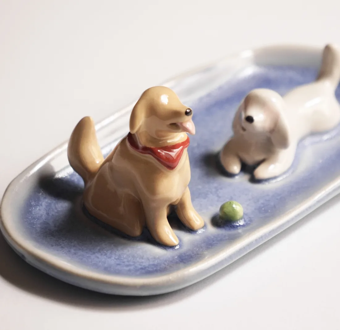 Plato joyero de dos mascotas, pintado a mano