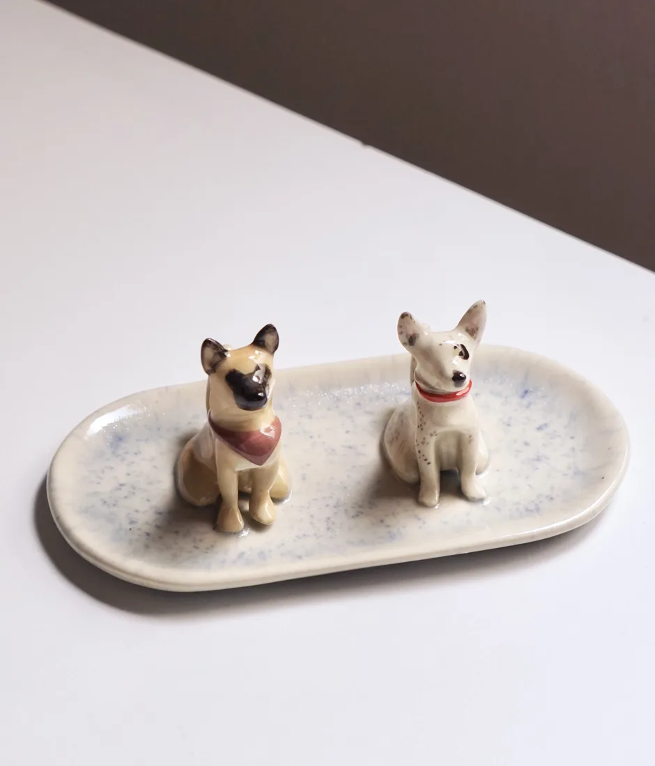 Plato joyero de dos mascotas, pintado a mano