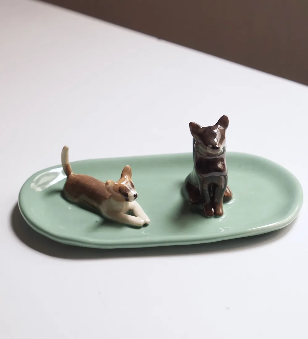 Plato joyero de dos mascotas, pintado a mano