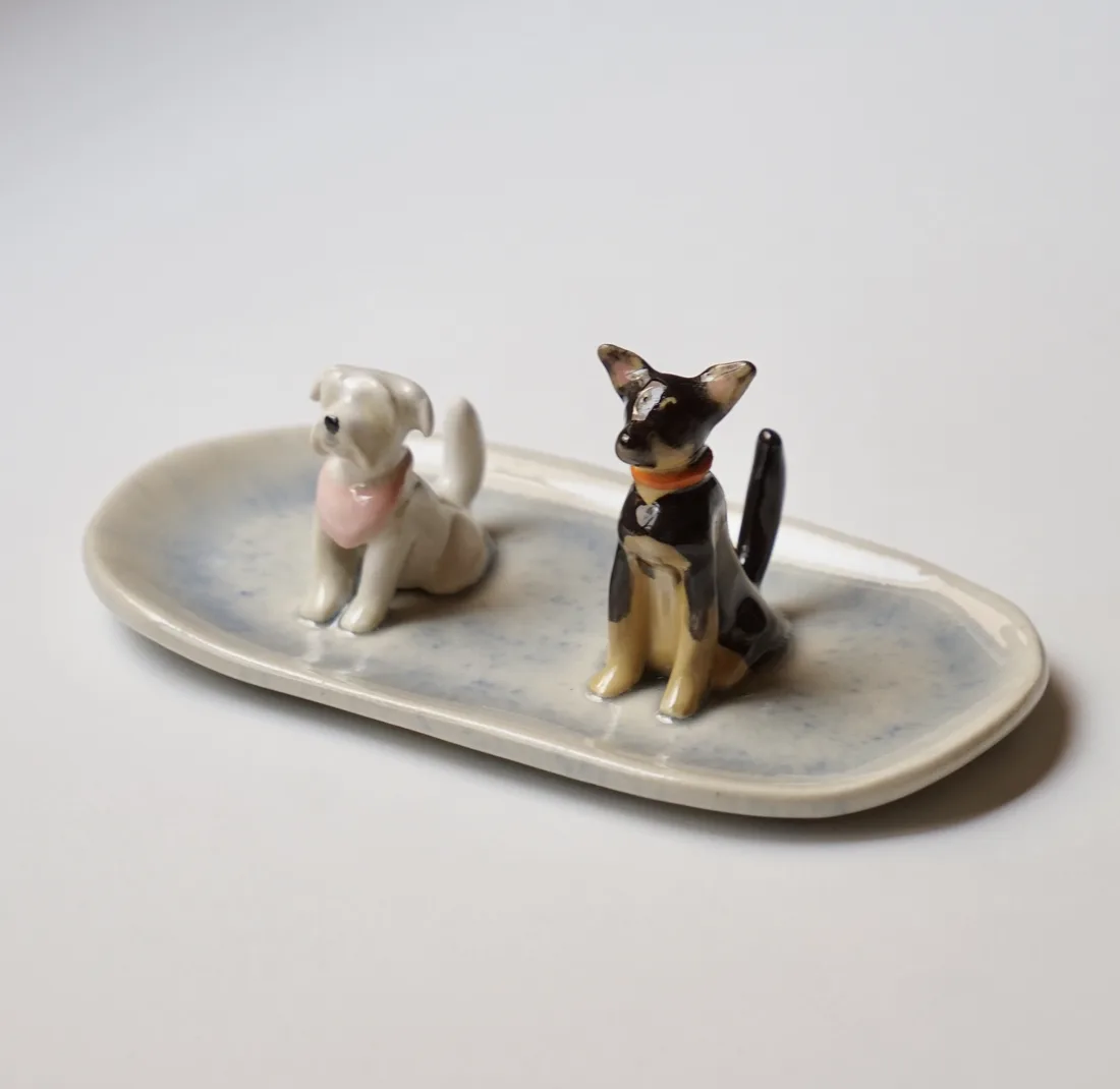Plato joyero de dos mascotas, pintado a mano