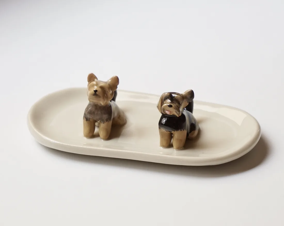 Plato joyero de dos mascotas, pintado a mano