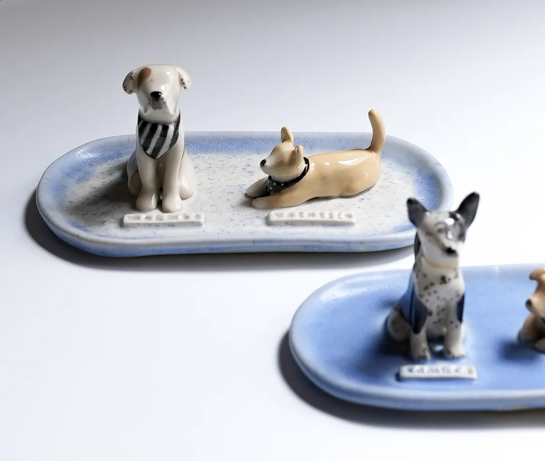 Plato joyero de dos mascotas, pintado a mano
