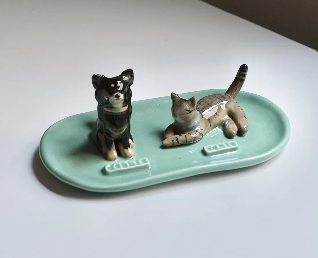 Plato joyero de dos mascotas, pintado a mano
