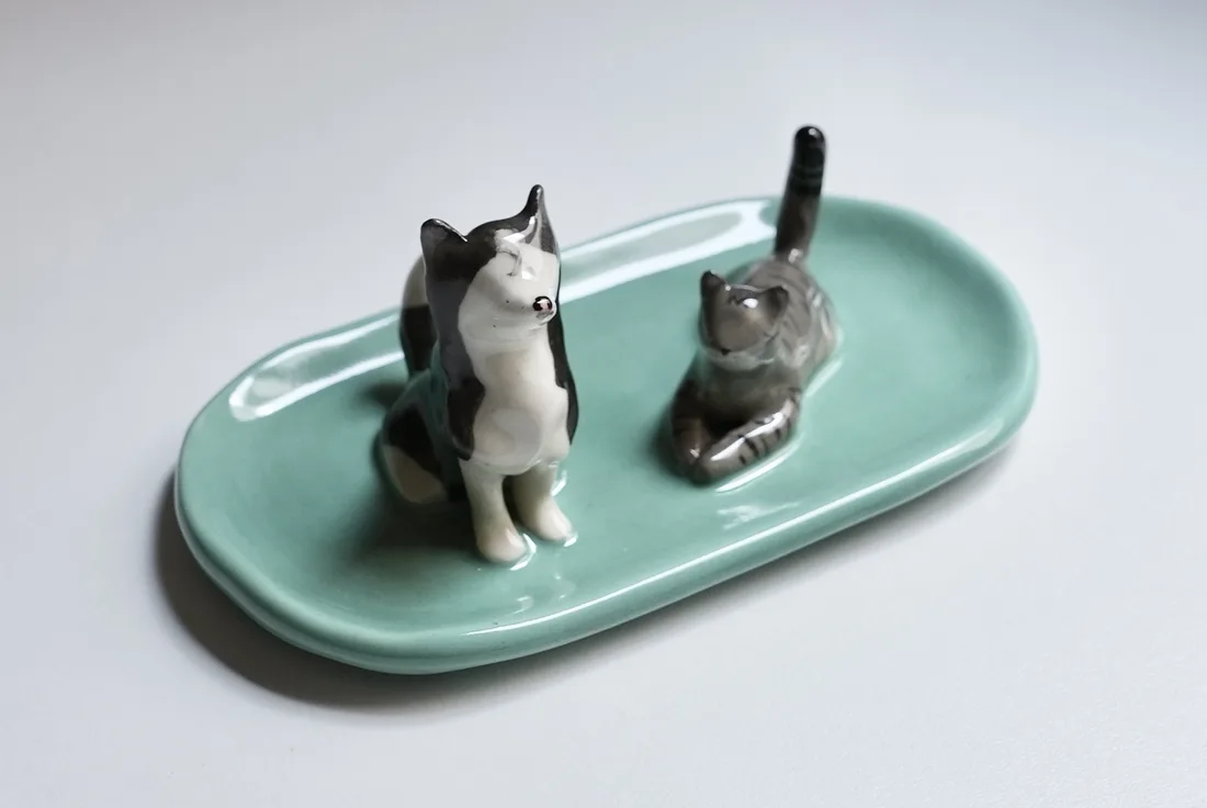 Plato joyero de dos mascotas, pintado a mano