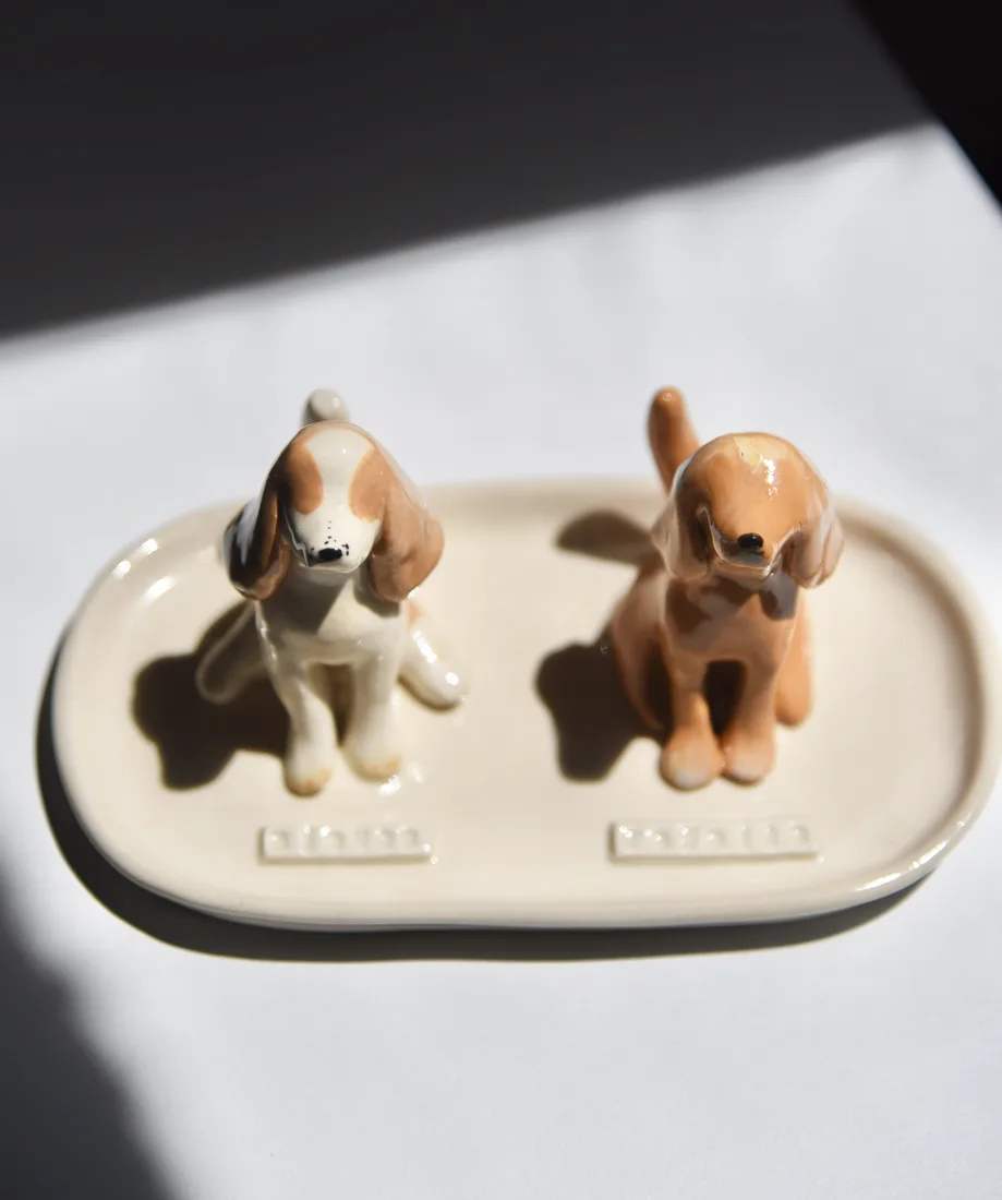 Plato joyero de dos mascotas, pintado a mano