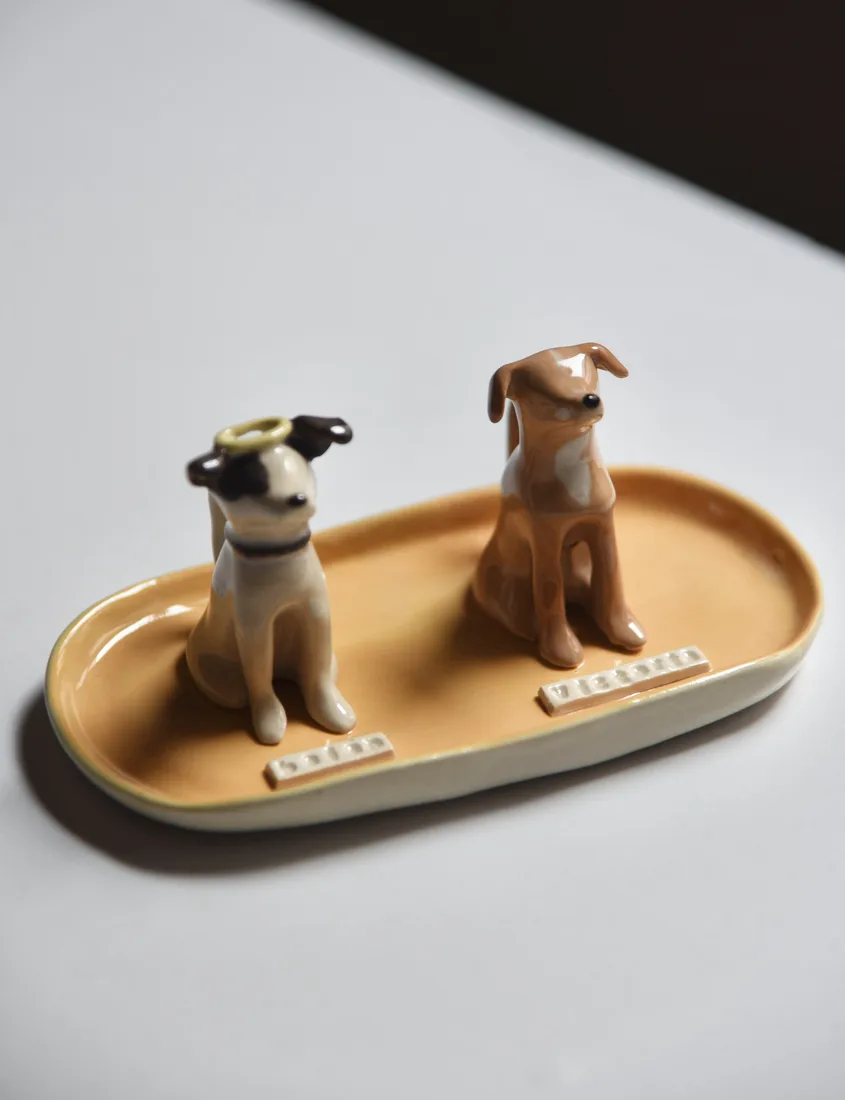 Plato joyero de dos mascotas, pintado a mano