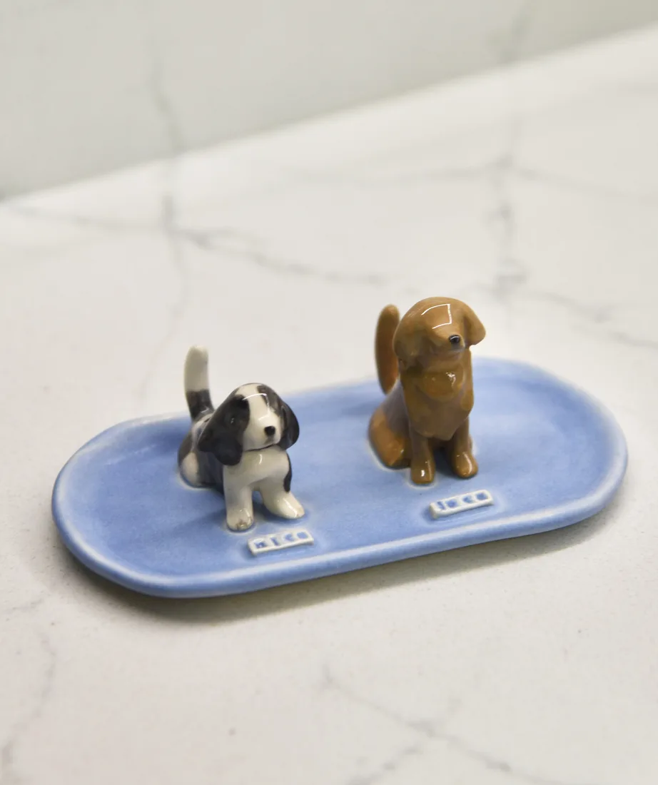 Plato joyero de dos mascotas, pintado a mano