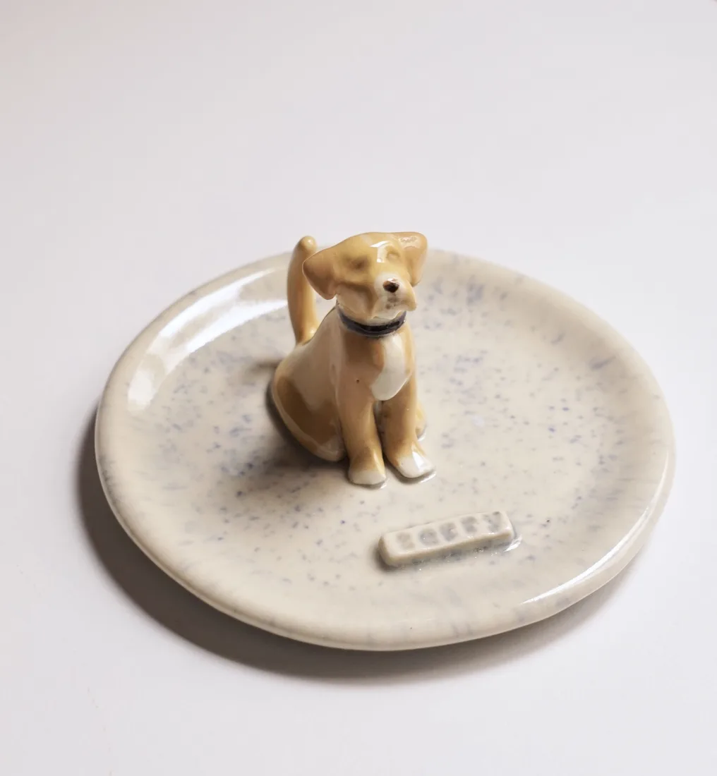 Plato joyero de una mascota, pintado a mano