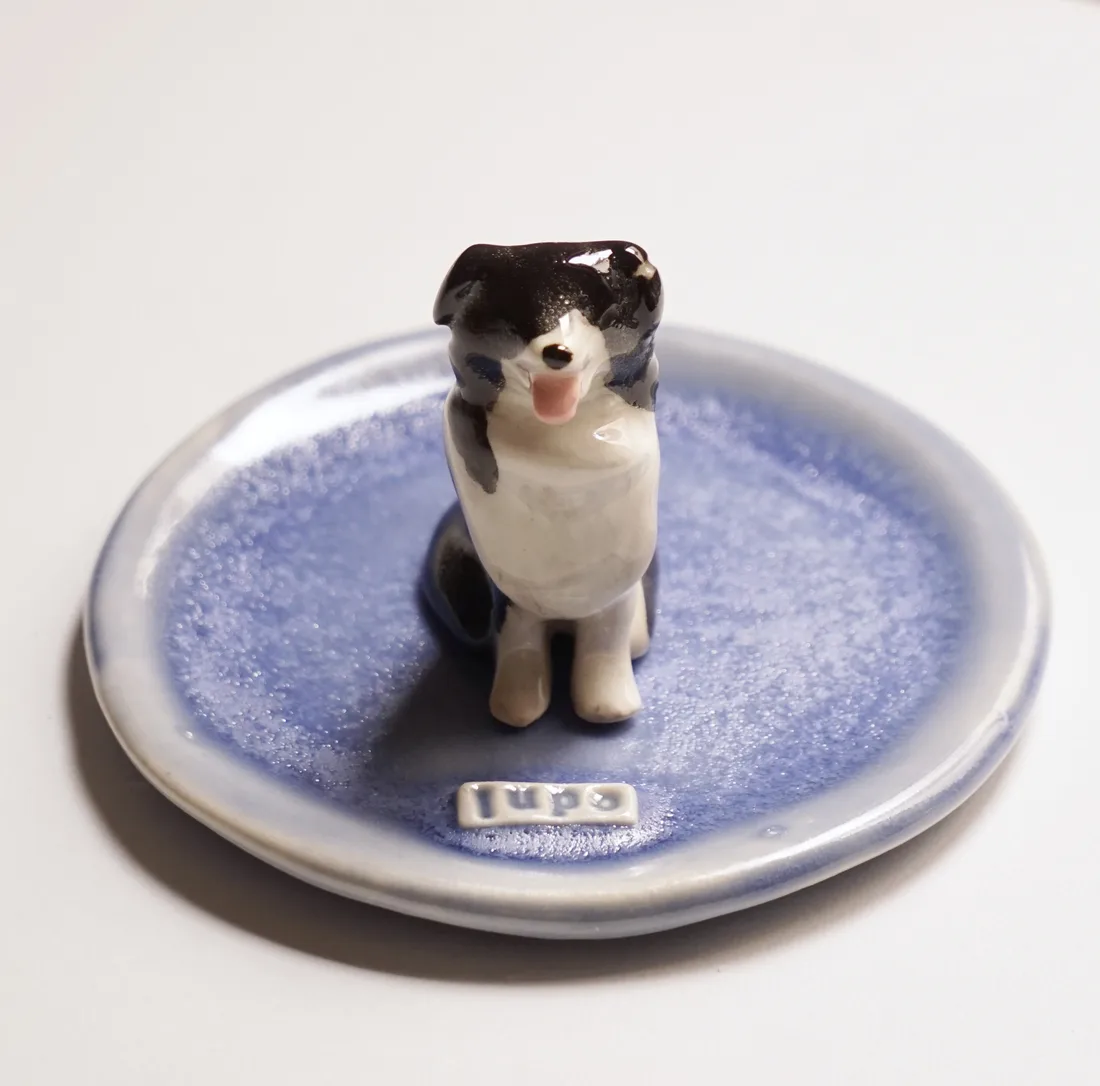 Plato joyero de una mascota, pintado a mano