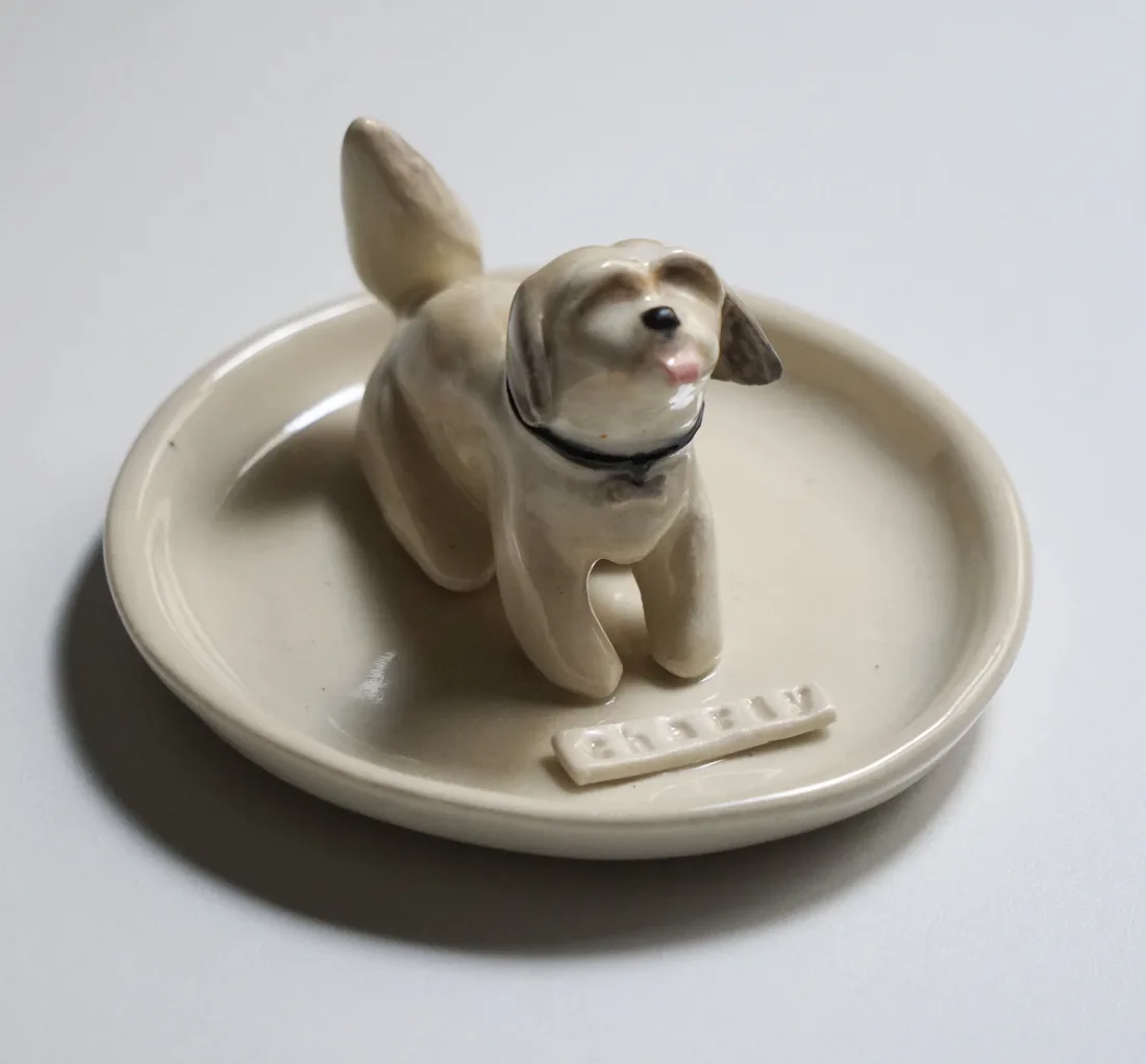 Plato joyero de una mascota, pintado a mano