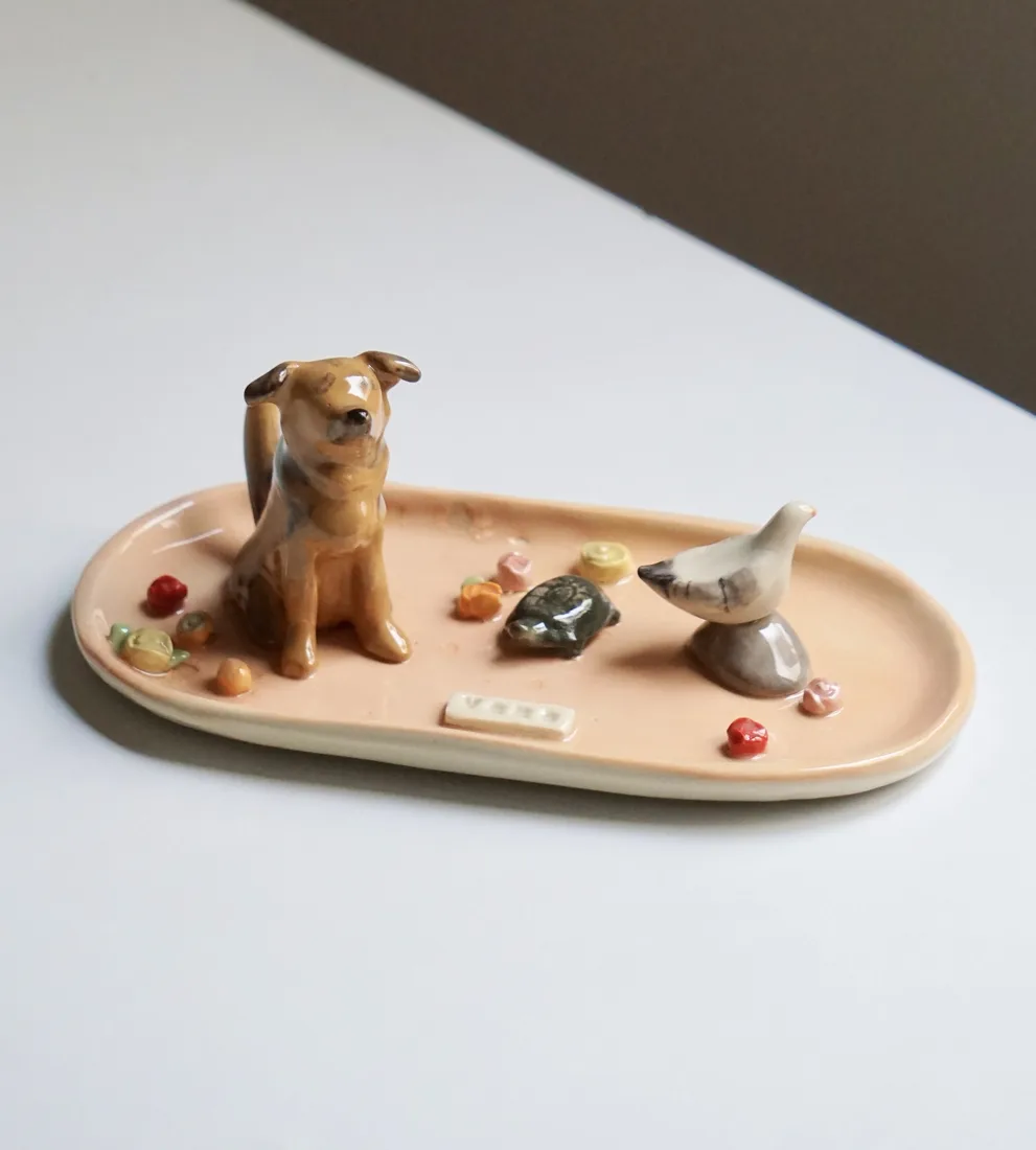 Plato joyero de tres mascotas, pintado a mano