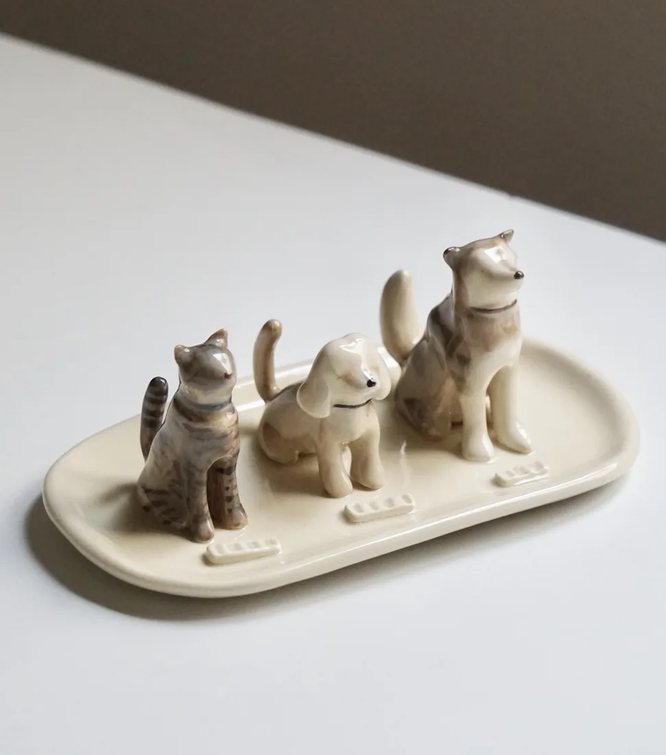 Plato joyero de tres mascotas, pintado a mano