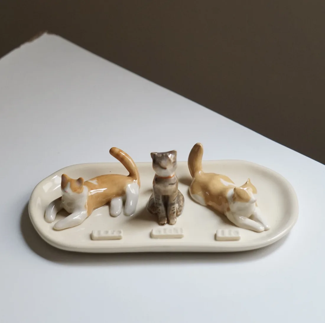 Plato joyero de tres mascotas, pintado a mano