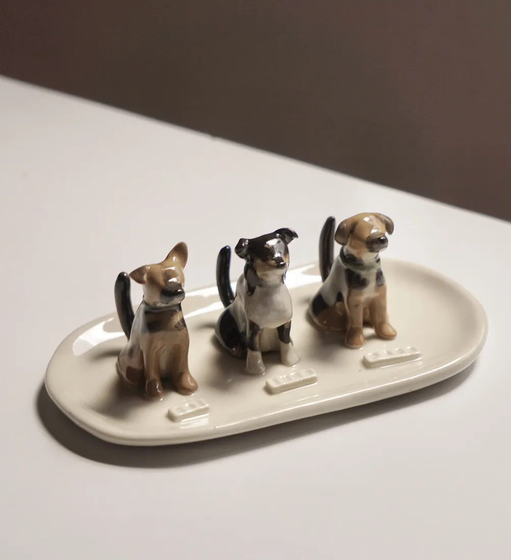 Plato joyero de tres mascotas, pintado a mano