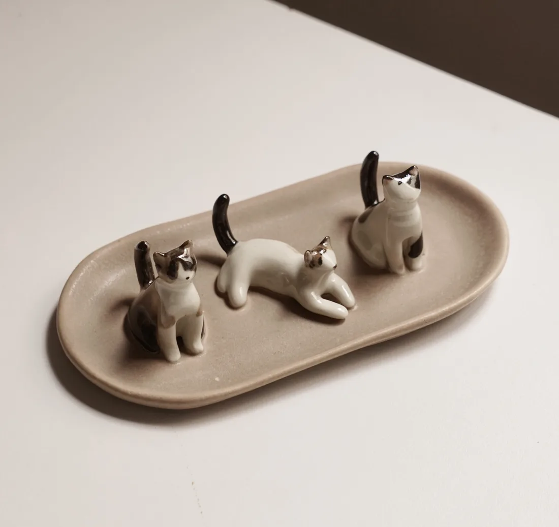 Plato joyero de tres mascotas, pintado a mano
