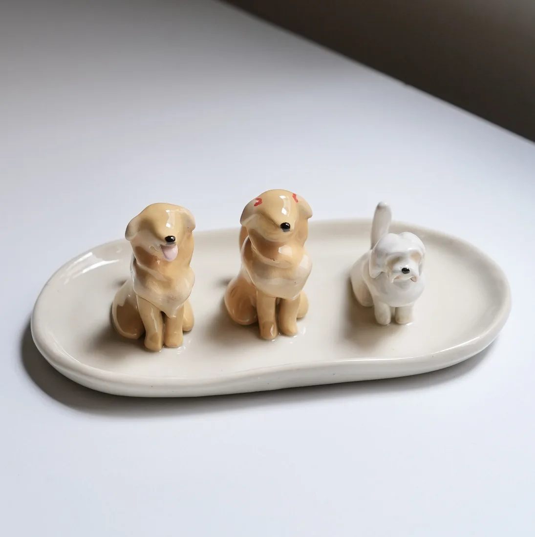 Plato joyero de tres mascotas, pintado a mano