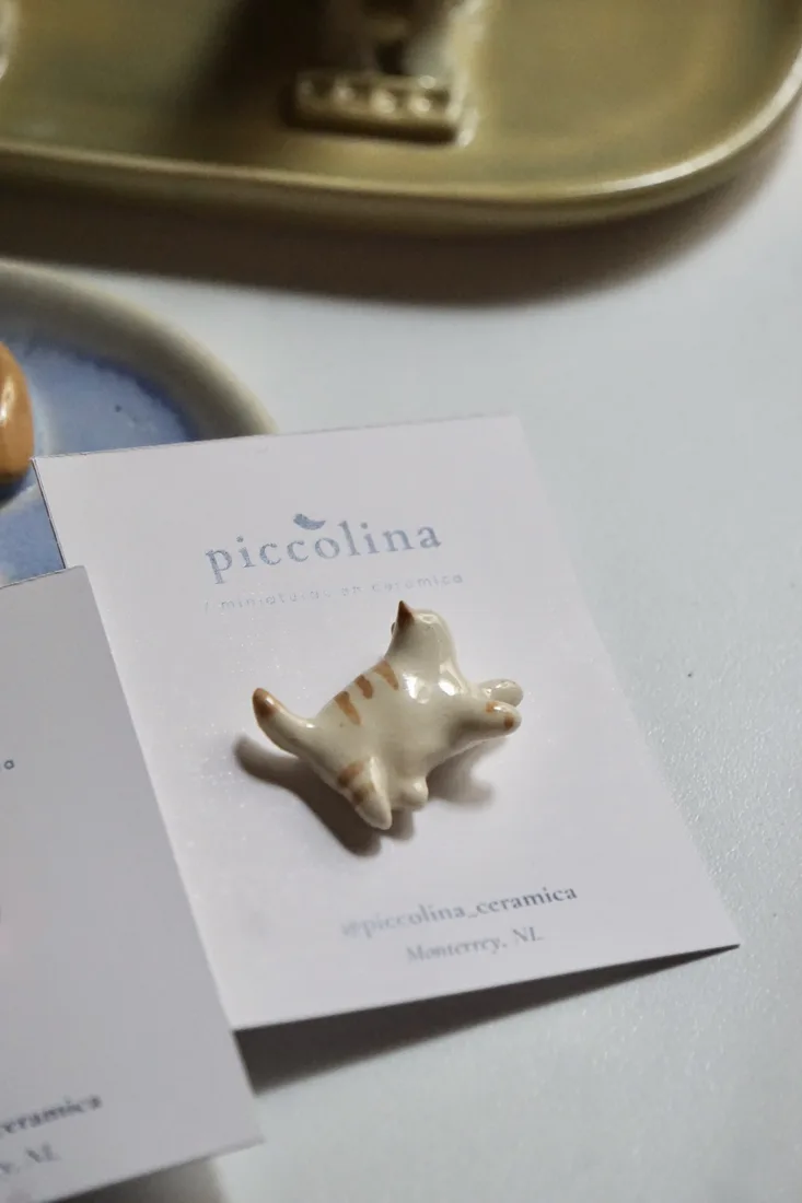 Pin de cerámica pintado a mano