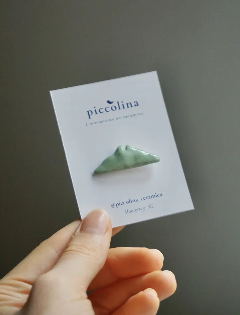 Pin de cerámica pintado a mano