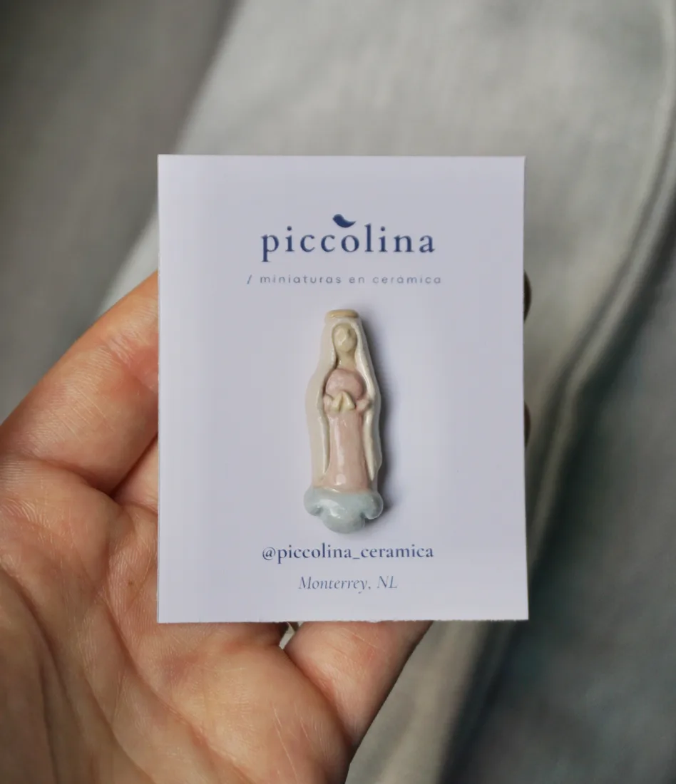 Pin de cerámica pintado a mano