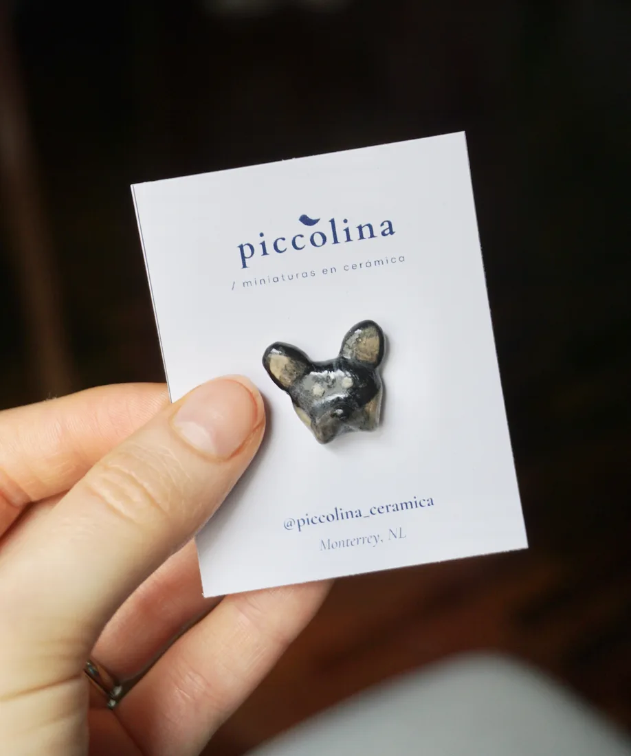 Pin de cerámica pintado a mano