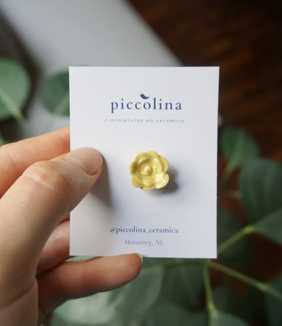 Pin de cerámica pintado a mano