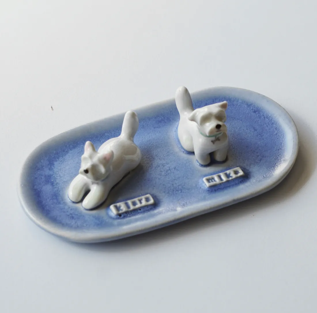 Plato joyero de dos mascotas, pintado a mano