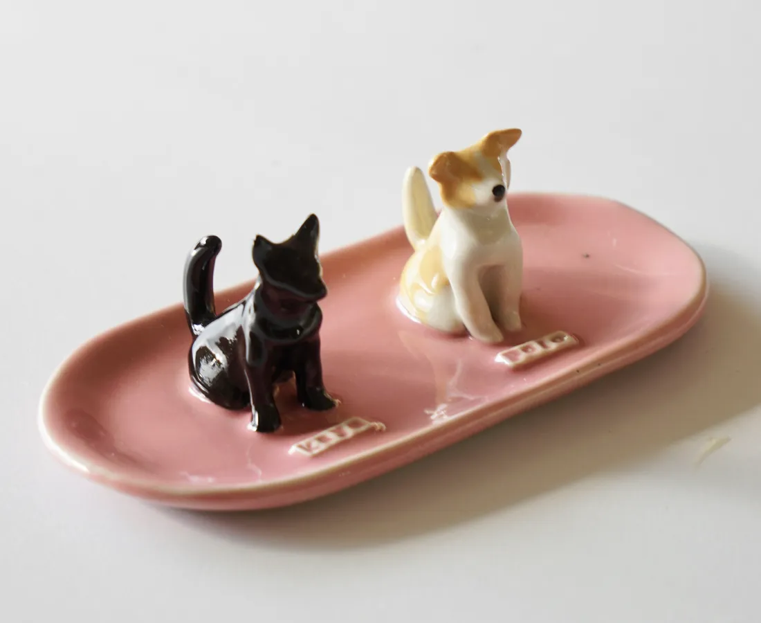 Plato joyero de dos mascotas, pintado a mano