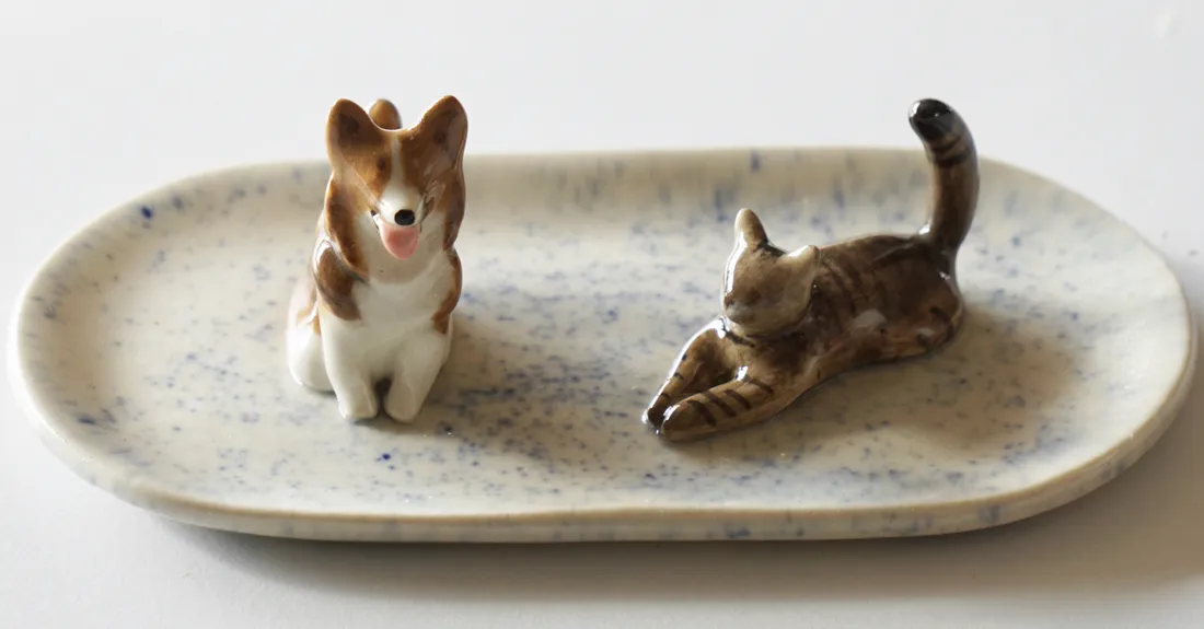 Plato joyero de dos mascotas, pintado a mano