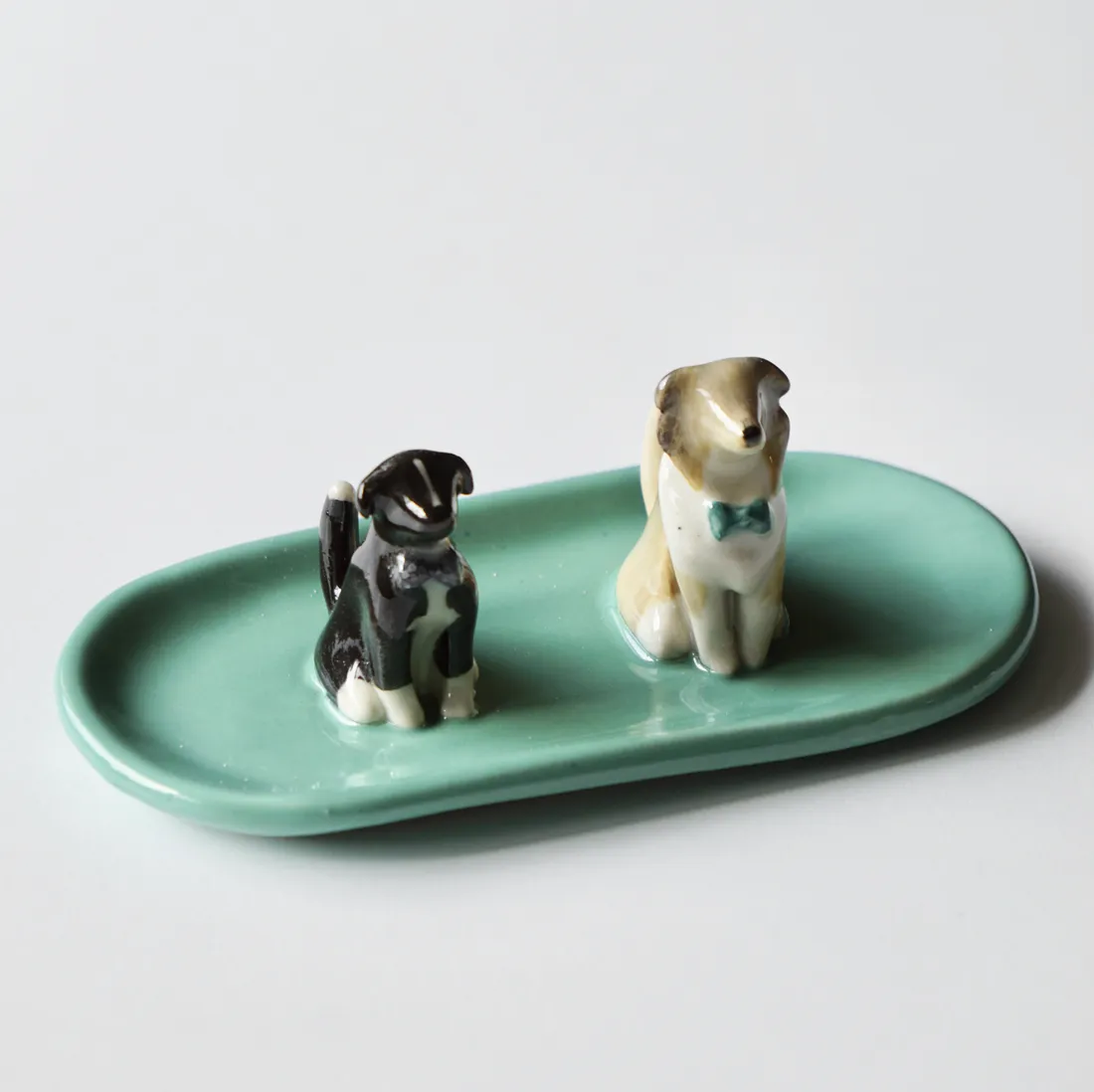 Plato joyero de dos mascotas, pintado a mano