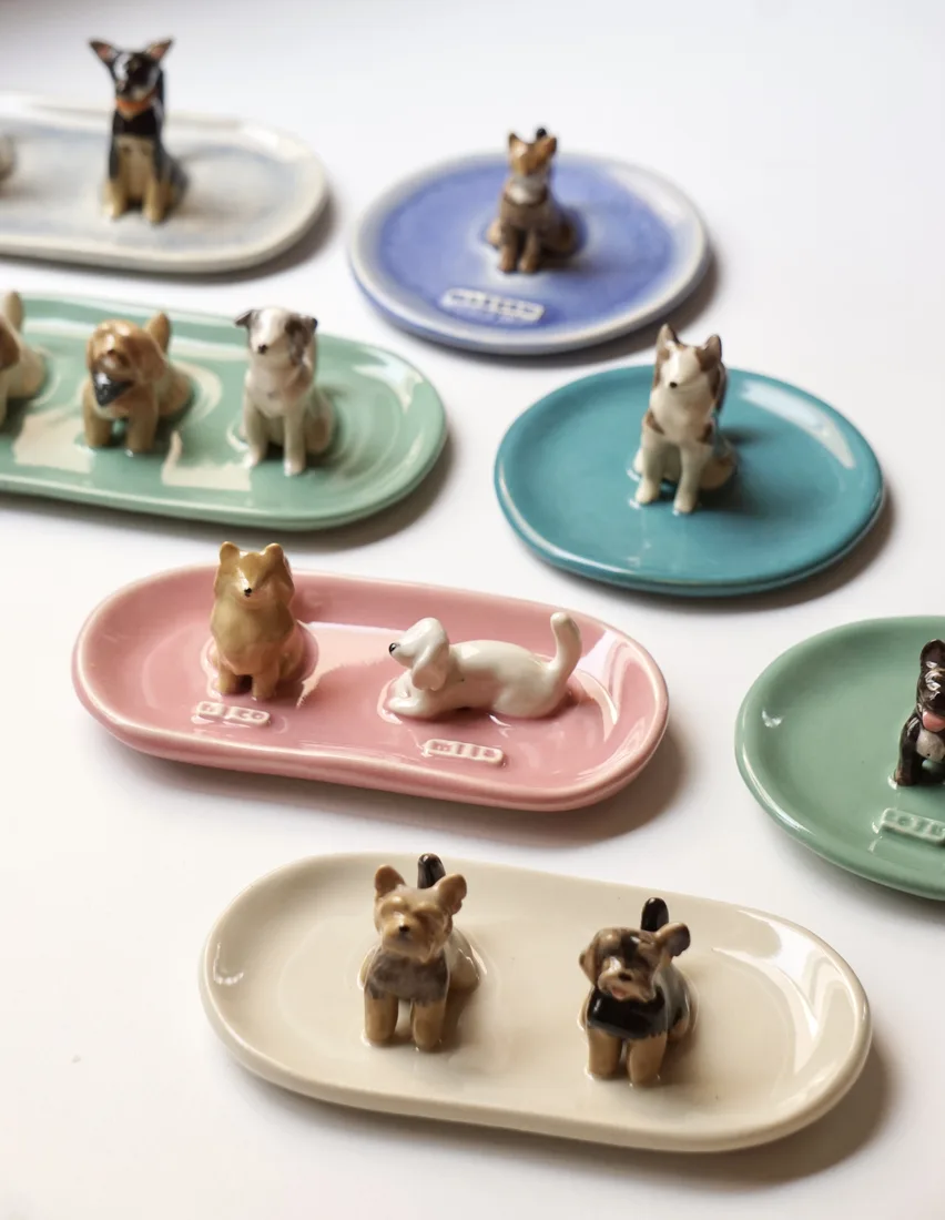 Colección de platitos joyeros de cerámica con figuras de perros y gatos pintadas a mano